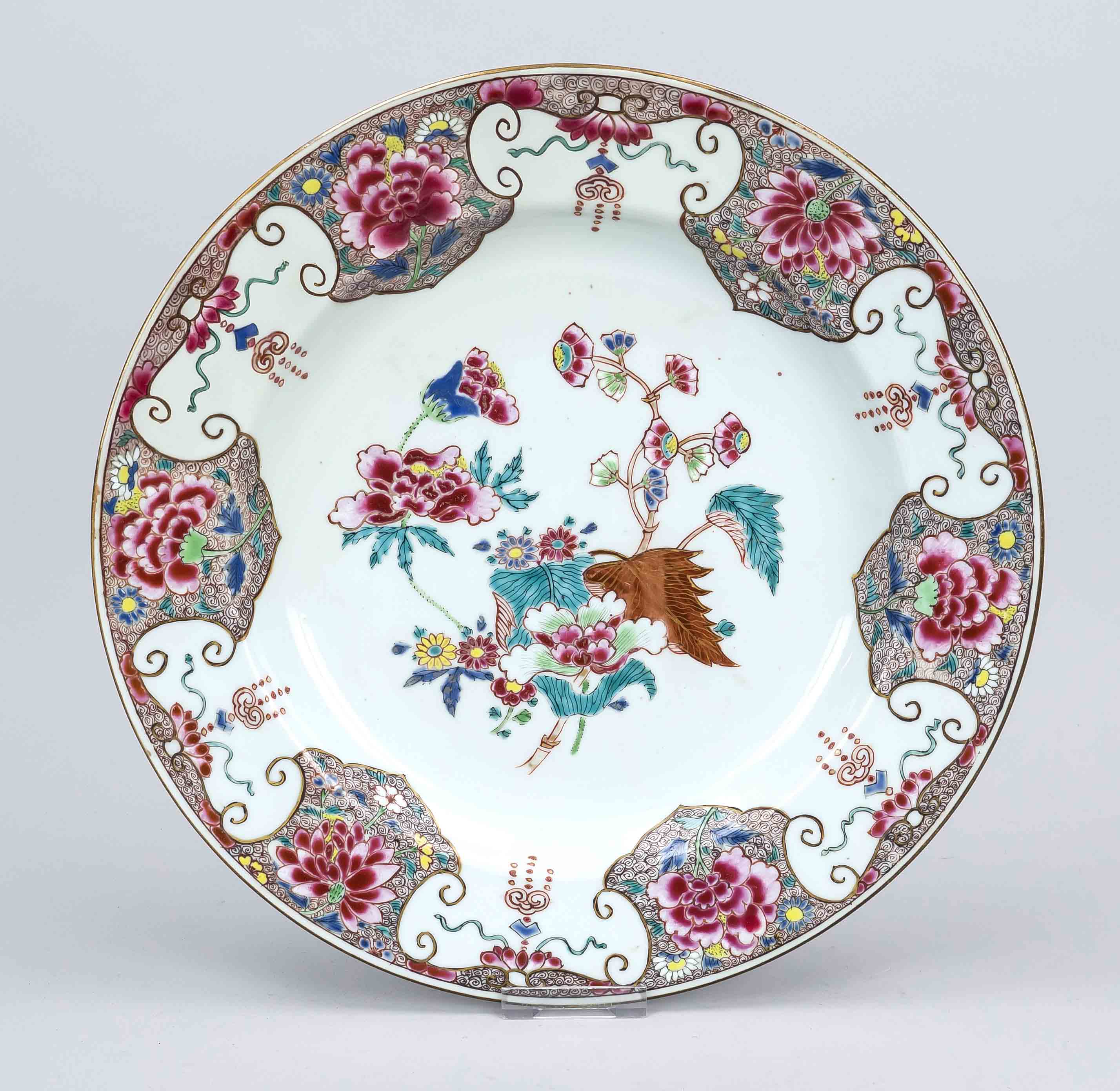 Famille Rose Charger, China 18th century (Yongzheng/Qing). The mirror with an arrangement of