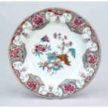 Famille Rose Charger, China 18th century (Yongzheng/Qing). The mirror with an arrangement of