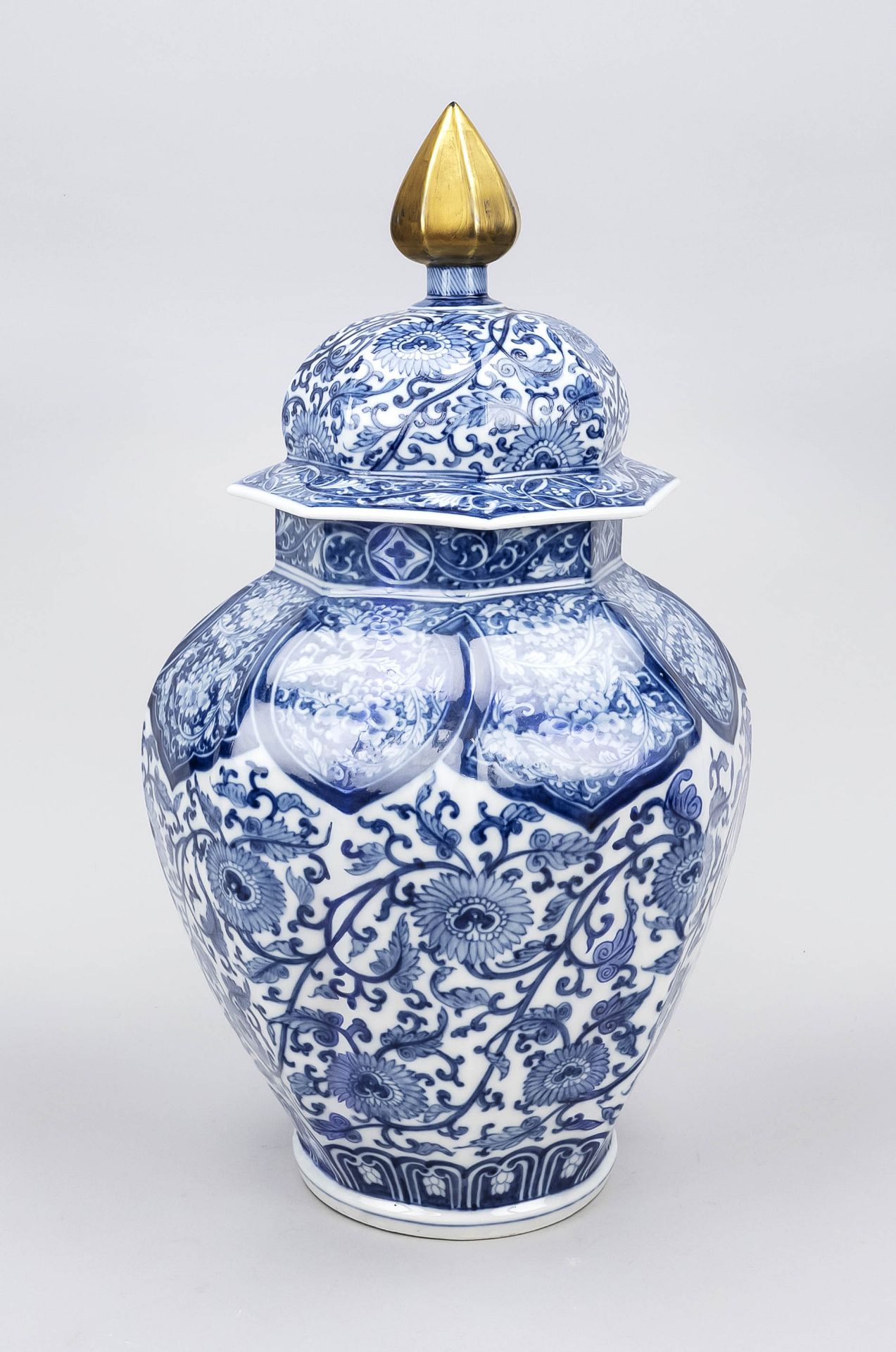 Large lidded vase, China, 19th/20th century, cobalt blue decoration with lotus tendrils on a faceted