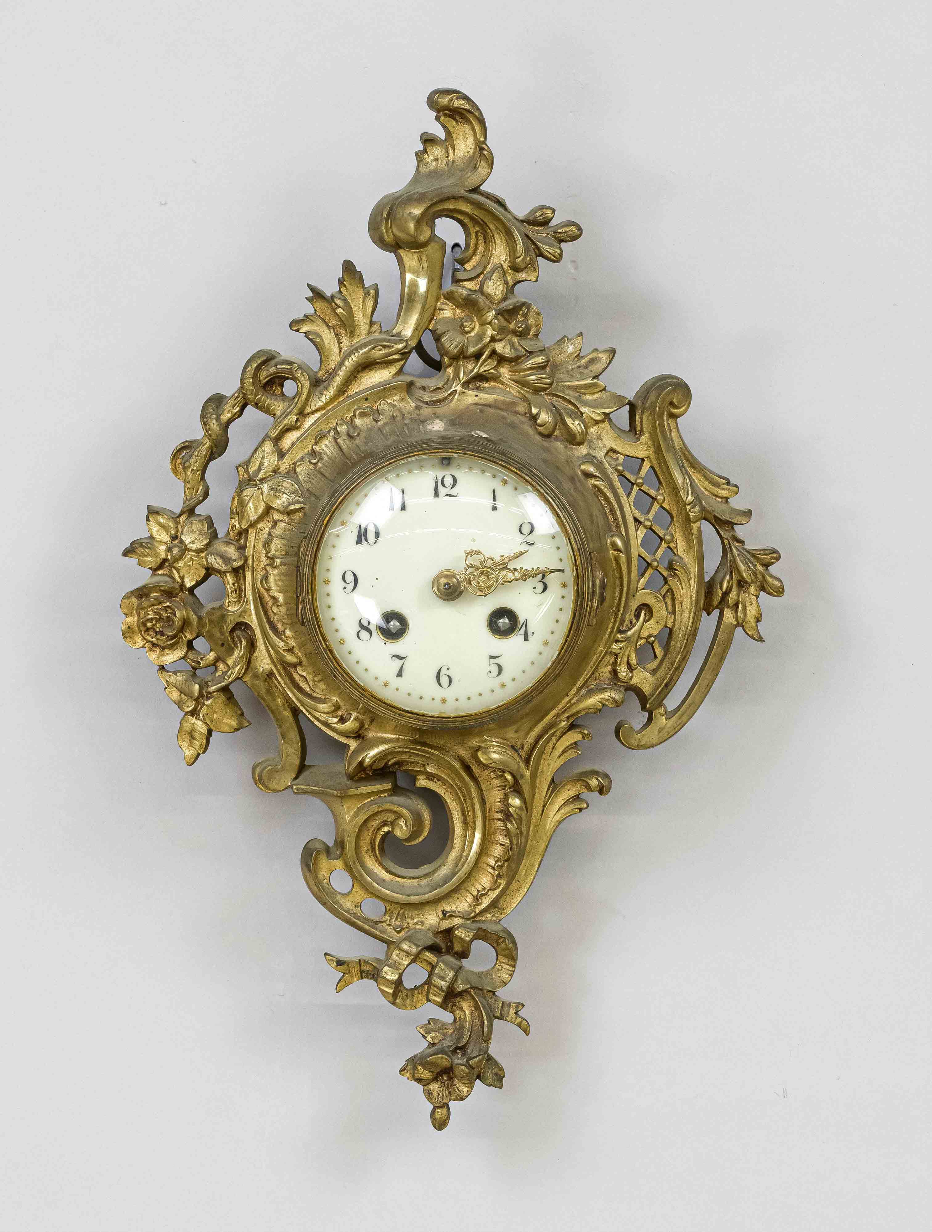 Cartel clock, 2nd half 19th century, gilt brass, decorated with bows and flowers, champagne-