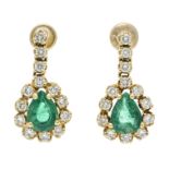 Emerald-brilliant stud earrings GG 750/000 with 2 drop-shaped faceted emeralds, total 2.20 ct green,