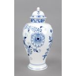 Lidded vase, Meissen, after 1973, 1st choice, model no. 51086, onion pattern decoration in