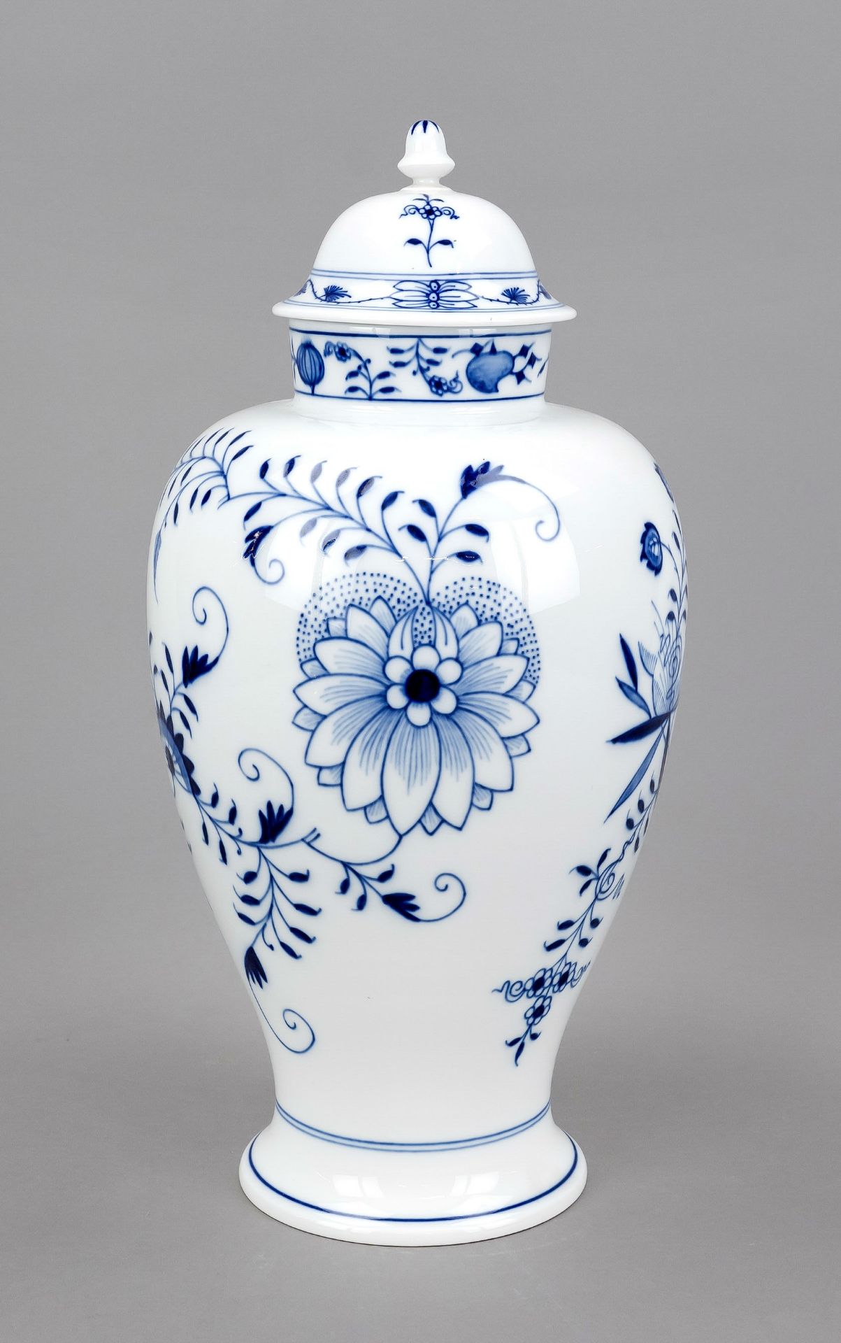 Lidded vase, Meissen, after 1973, 1st choice, model no. 51086, onion pattern decoration in