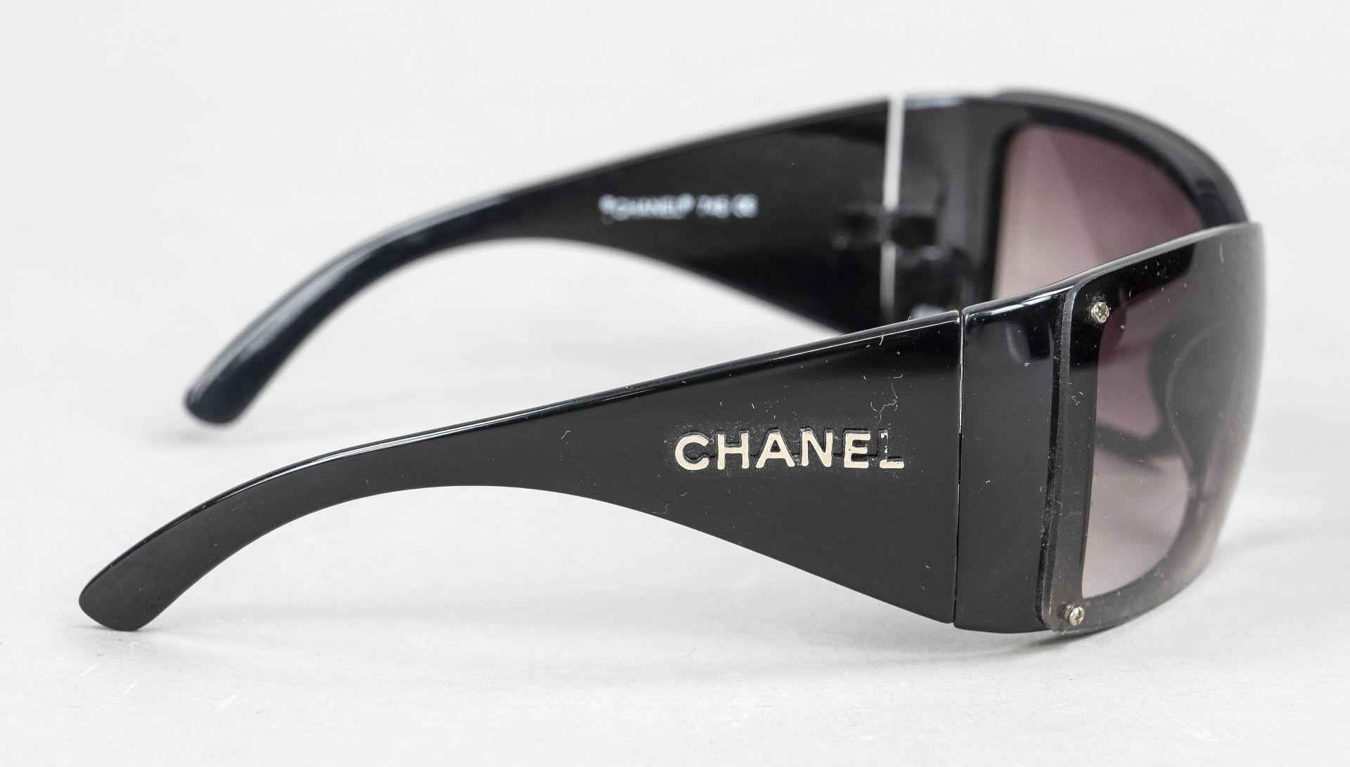 Chanel, sunglasses, black plastic frame with wide temples and logo applied to the side, brown tinted - Image 2 of 2