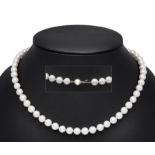 Akoya pearl necklace with ball clasp GG 585/000, strand of creamy white Akoya pearls 7 mm, l. 40 cm,