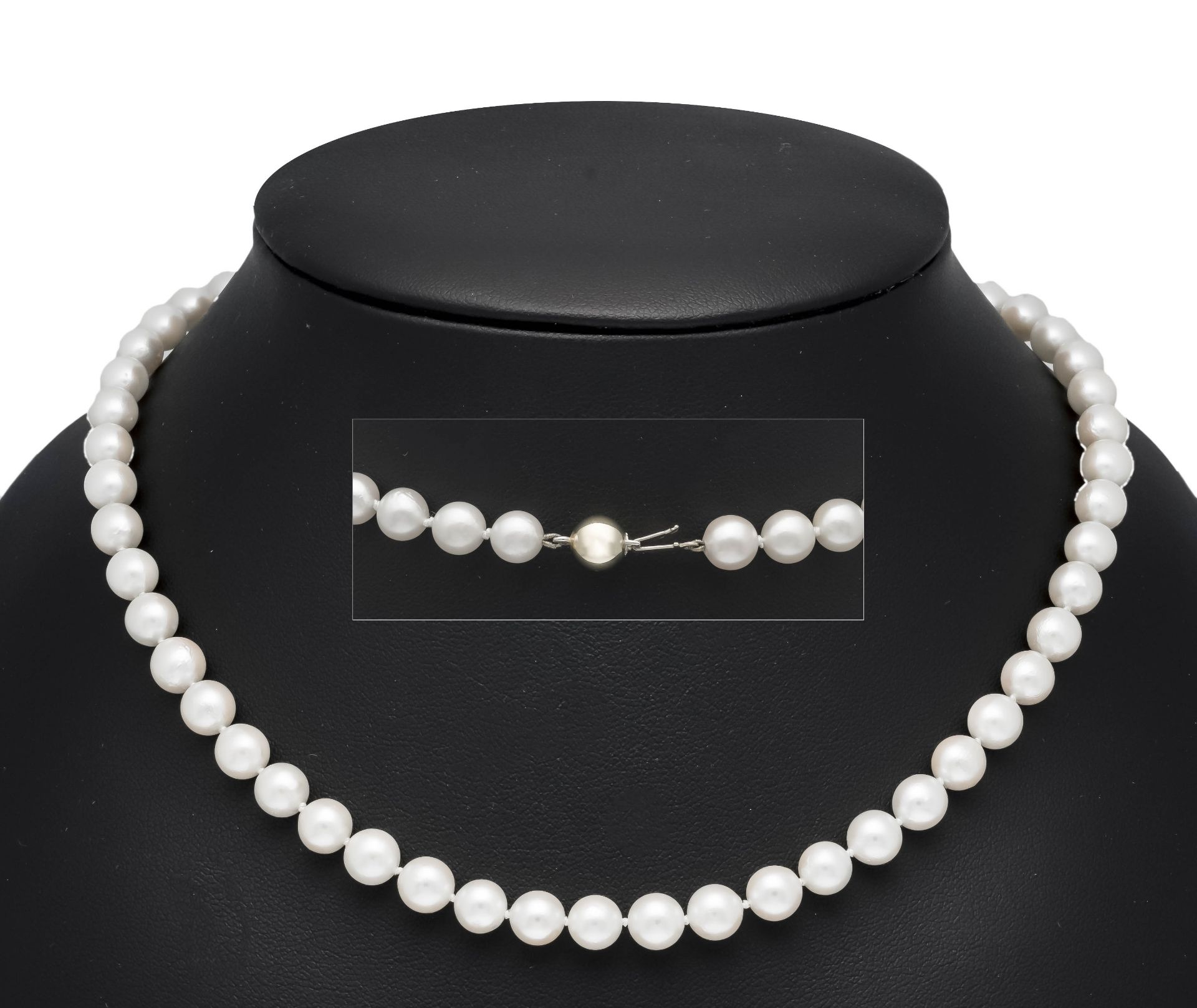 Akoya pearl necklace with ball clasp GG 585/000, strand of creamy white Akoya pearls 7 mm, l. 40 cm,