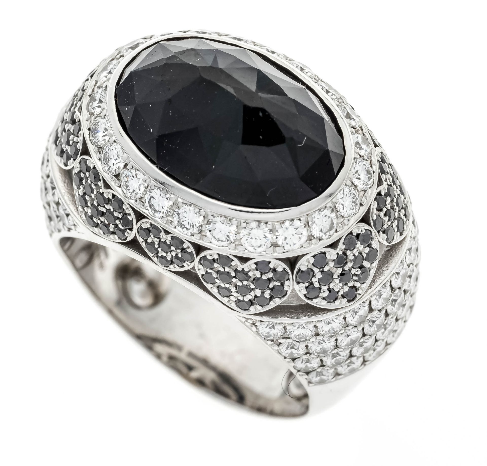 Chopard sapphire diamond ring WG 750/000 with a natural oval faceted sapphire 11.50 ct in a very