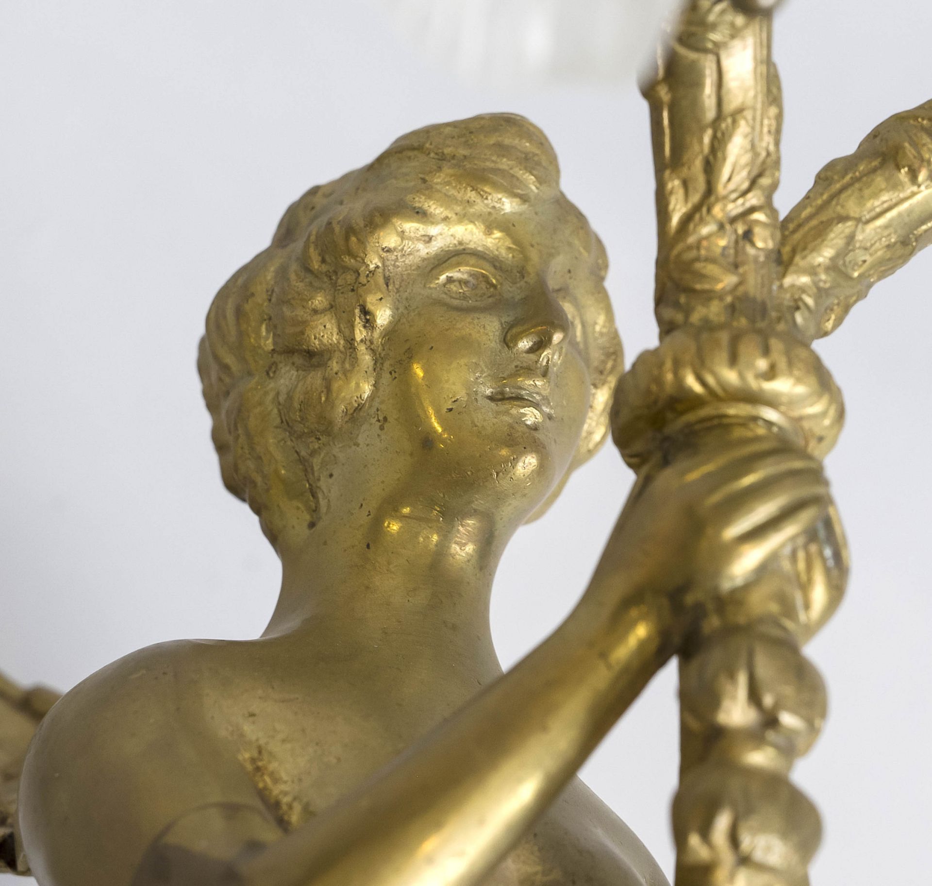 Wall lamp with angel, 19th/20th century, bronze/brass. Wall piece decorated with palmettes with an - Image 2 of 2