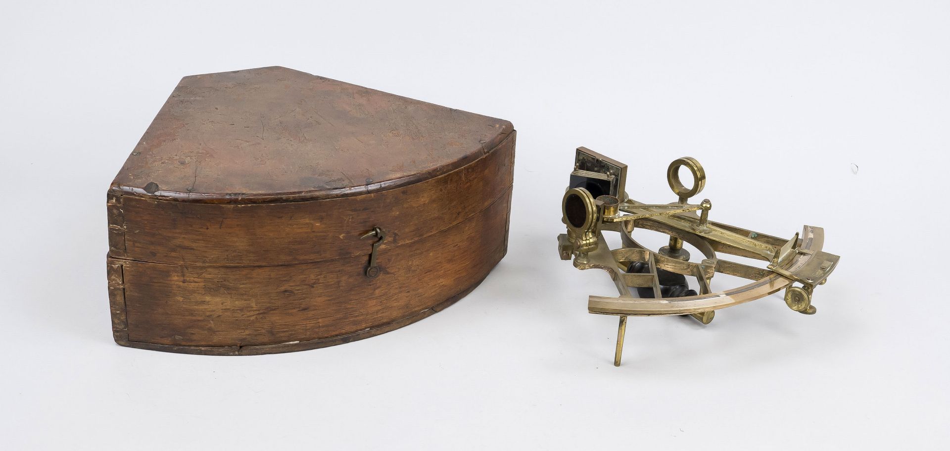 Sextant, 19th century, brass with an element of turned wood. 2 optics for insertion. In matching