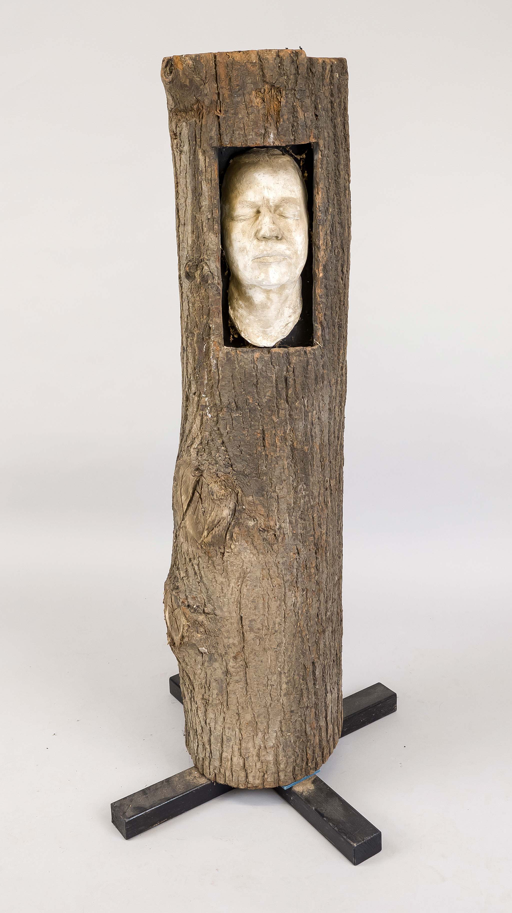 Herbert König (1956-2023), sculptor from Suhl, tree head, natural tree trunk on wooden cross stand