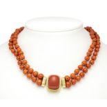 Coral necklace with intermediate rings and a patent interchangeable clasp GG 750/000 unstamped,