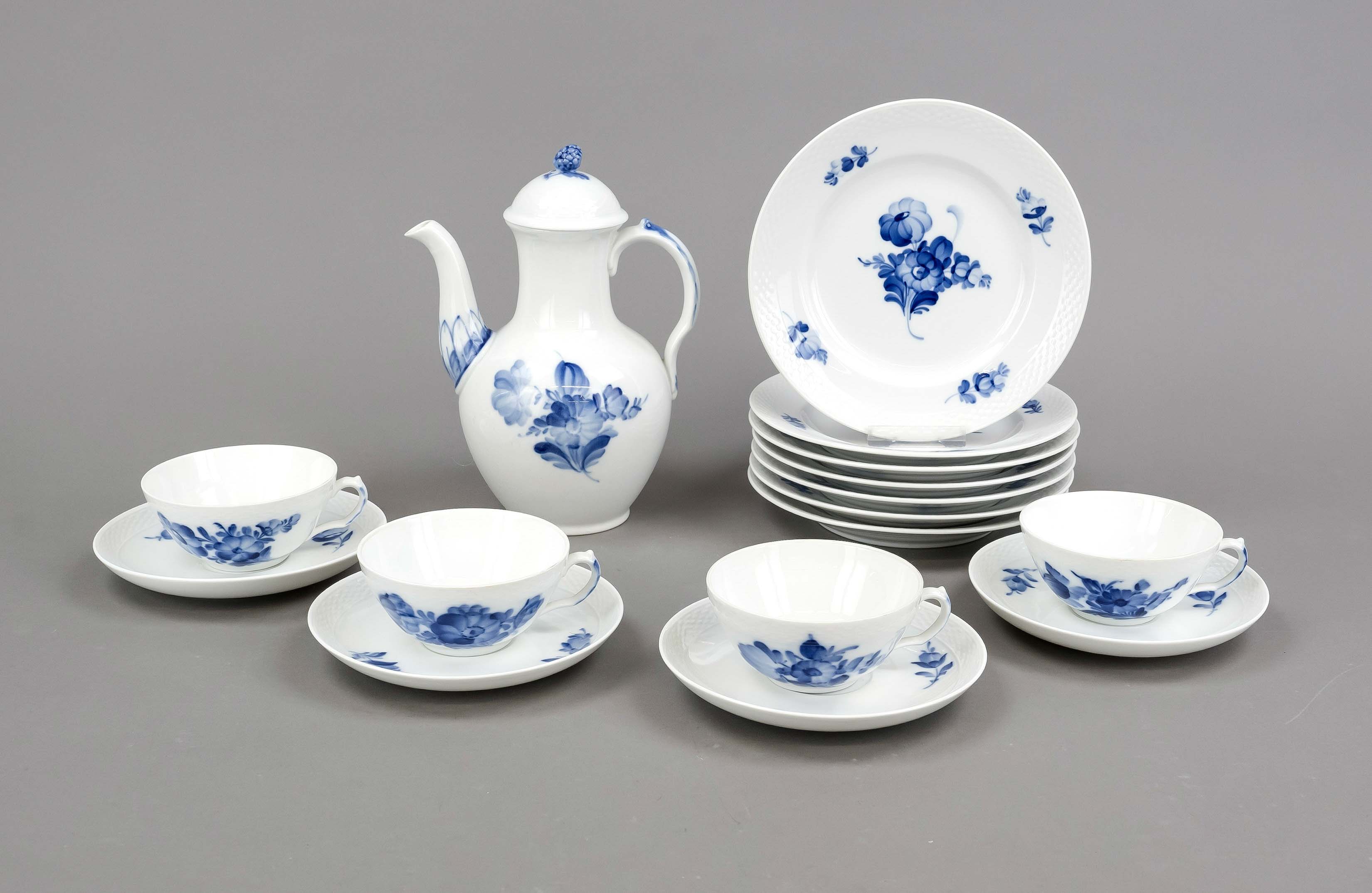 Service for 7 persons, 22-piece, Royal Copenhagen, Blue Flower pattern no. 10, coffee pot, h. 22 cm,
