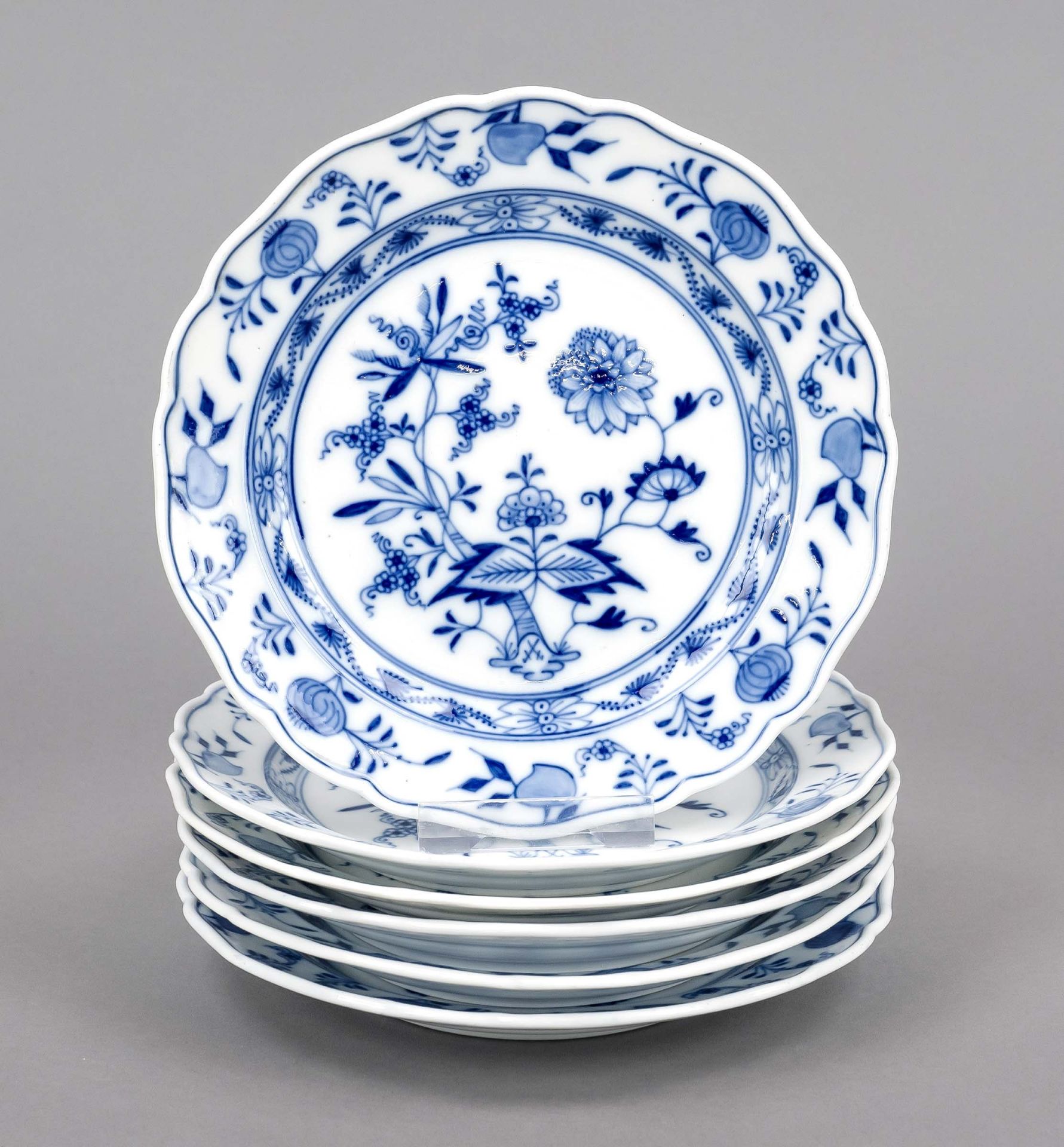 Six cake plates, Meissen, Knauf period (1850-1924), 2nd choice, decor onion pattern in underglaze