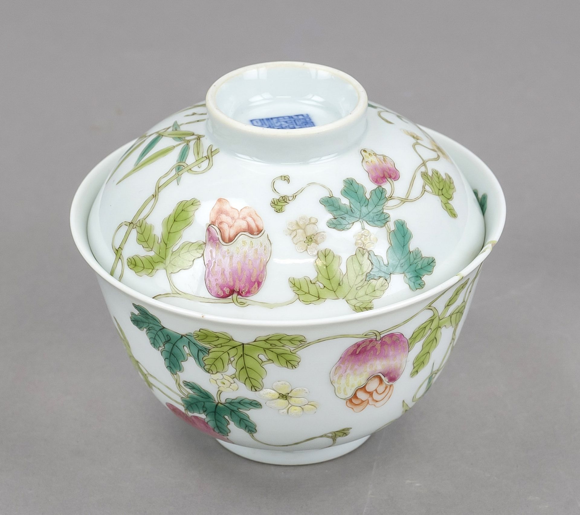 Famille Rose lidded bowl, China 19th/20th century, the outer wall and top of the lid decorated