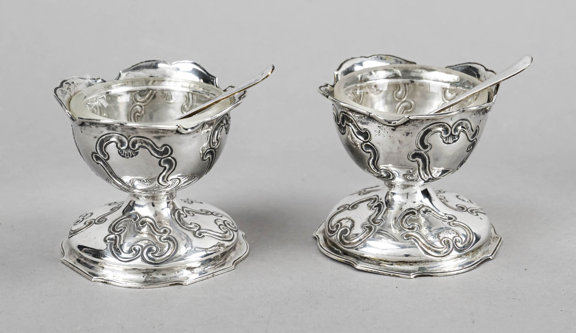 A pair of salvers with spoons, Netherlands, 1st half 20th century, silver 833/000, round domed