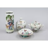 4 pieces Porcelain Republic period, China. 1 x teapot with peach finial (h. 9 cm), hairline crack. 1