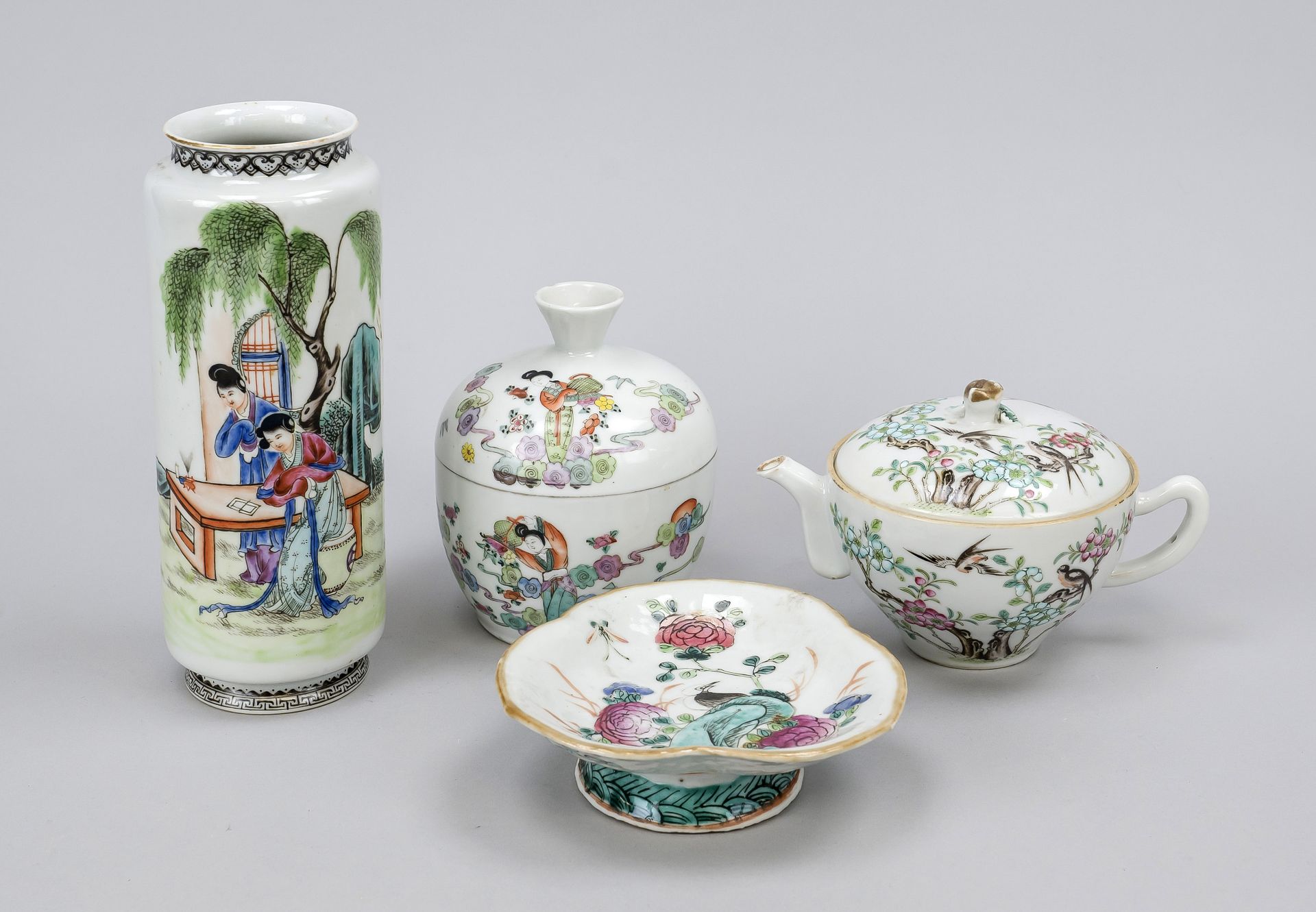 4 pieces Porcelain Republic period, China. 1 x teapot with peach finial (h. 9 cm), hairline crack. 1