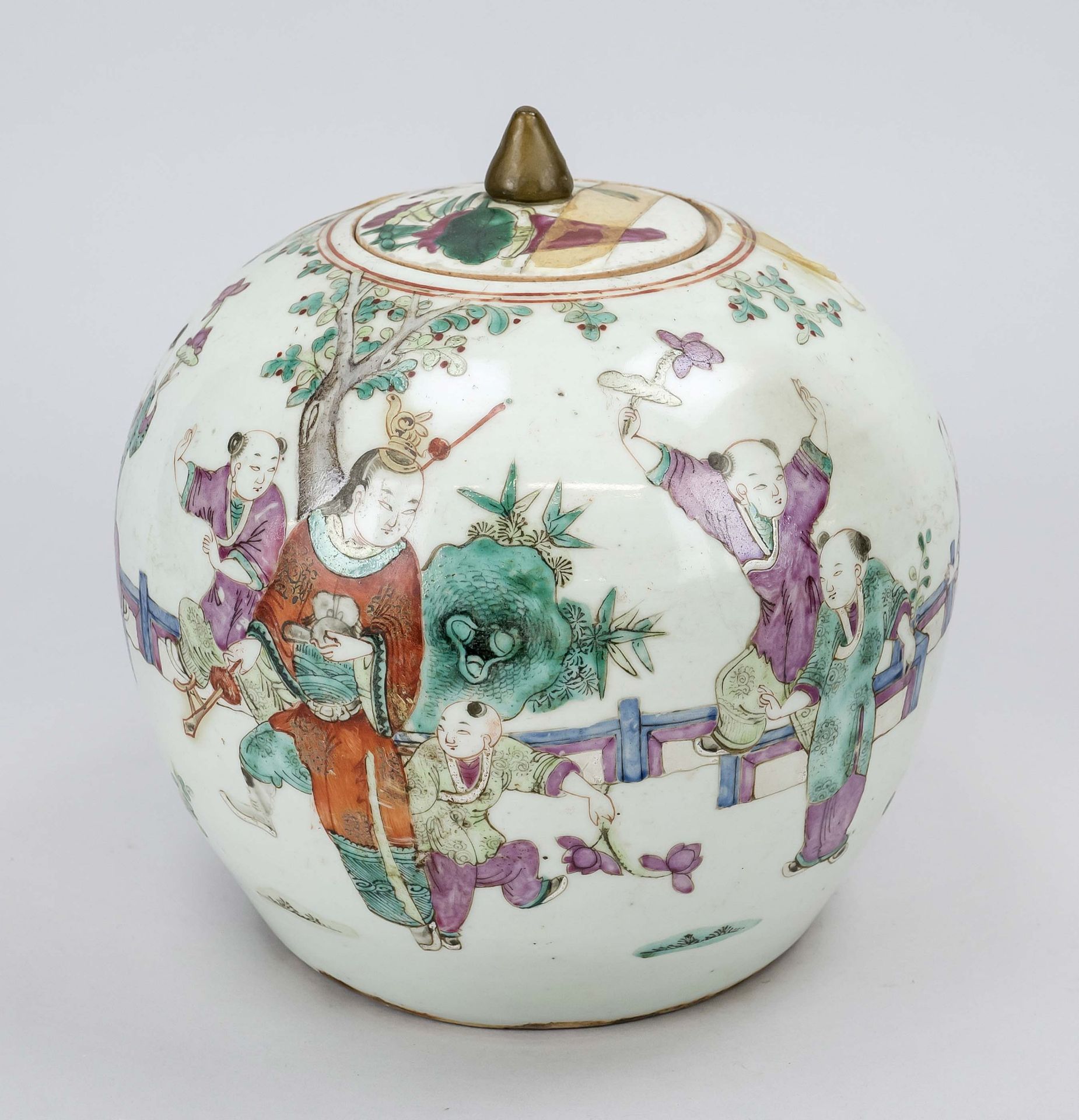 Famille Rose lidded pot, China, 19th century (Qing). Revolving decoration with children/boys playing