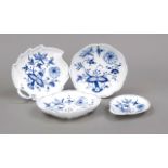 Four small bowls, Meissen, after 1950, onion pattern decoration in underglaze blue, shell bowl, l.