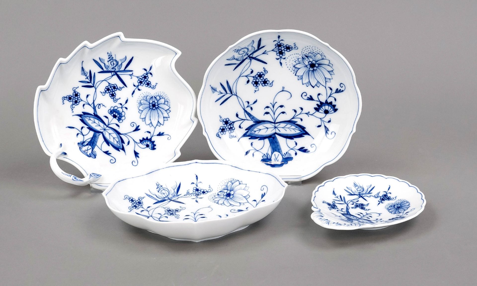 Four small bowls, Meissen, after 1950, onion pattern decoration in underglaze blue, shell bowl, l.