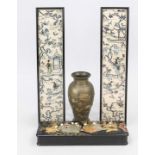 Mixed lot China and Japan, consisting of: 1 x mixed metal vase with relief decoration, h. 21 cm. 1 x