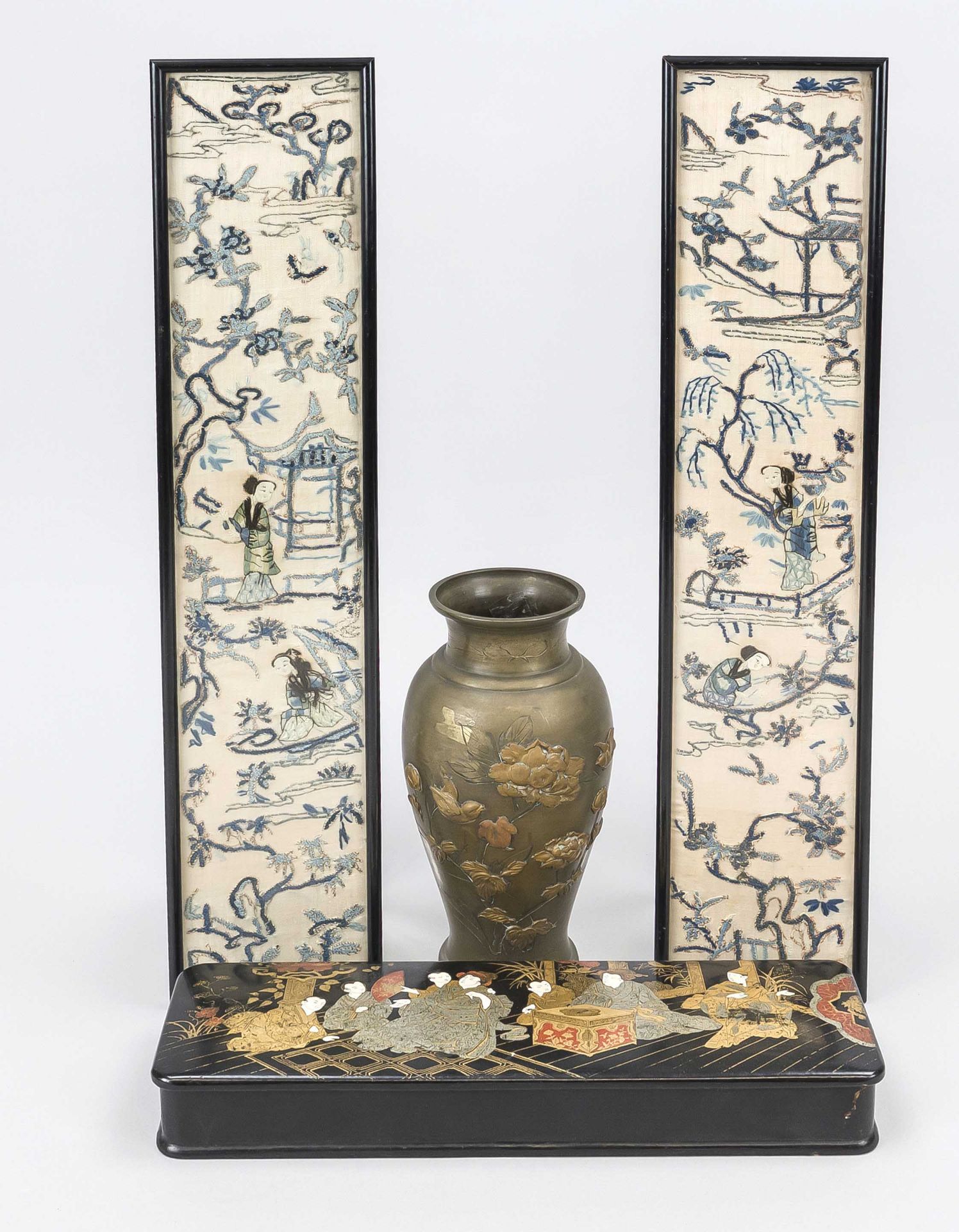 Mixed lot China and Japan, consisting of: 1 x mixed metal vase with relief decoration, h. 21 cm. 1 x