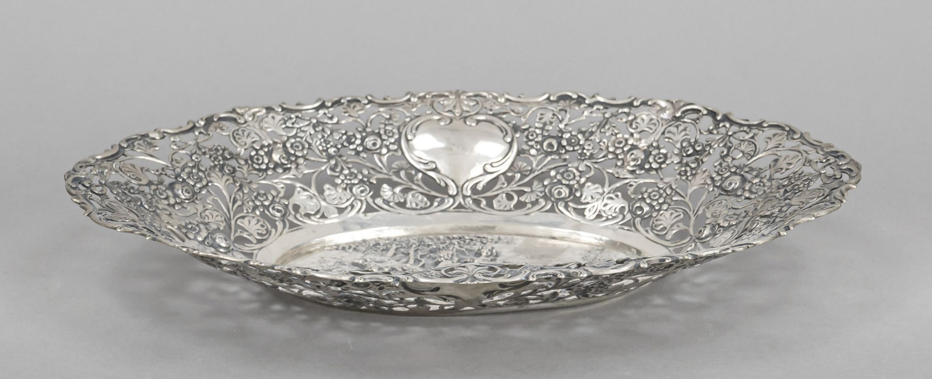 An oval openwork basket, German, 20th century, probably Hanau, silver 800/000, open-worked rim - Image 2 of 2