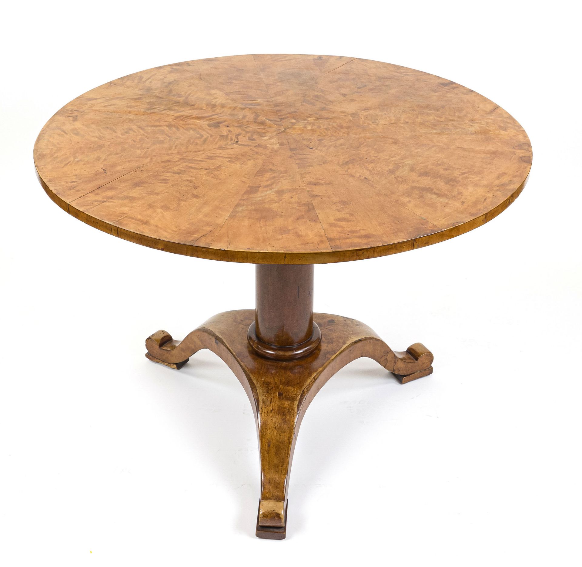 Round Biedermeier table, early 19th century, flamed birch veneer, hinged table top, d. 103 cm, h. 75