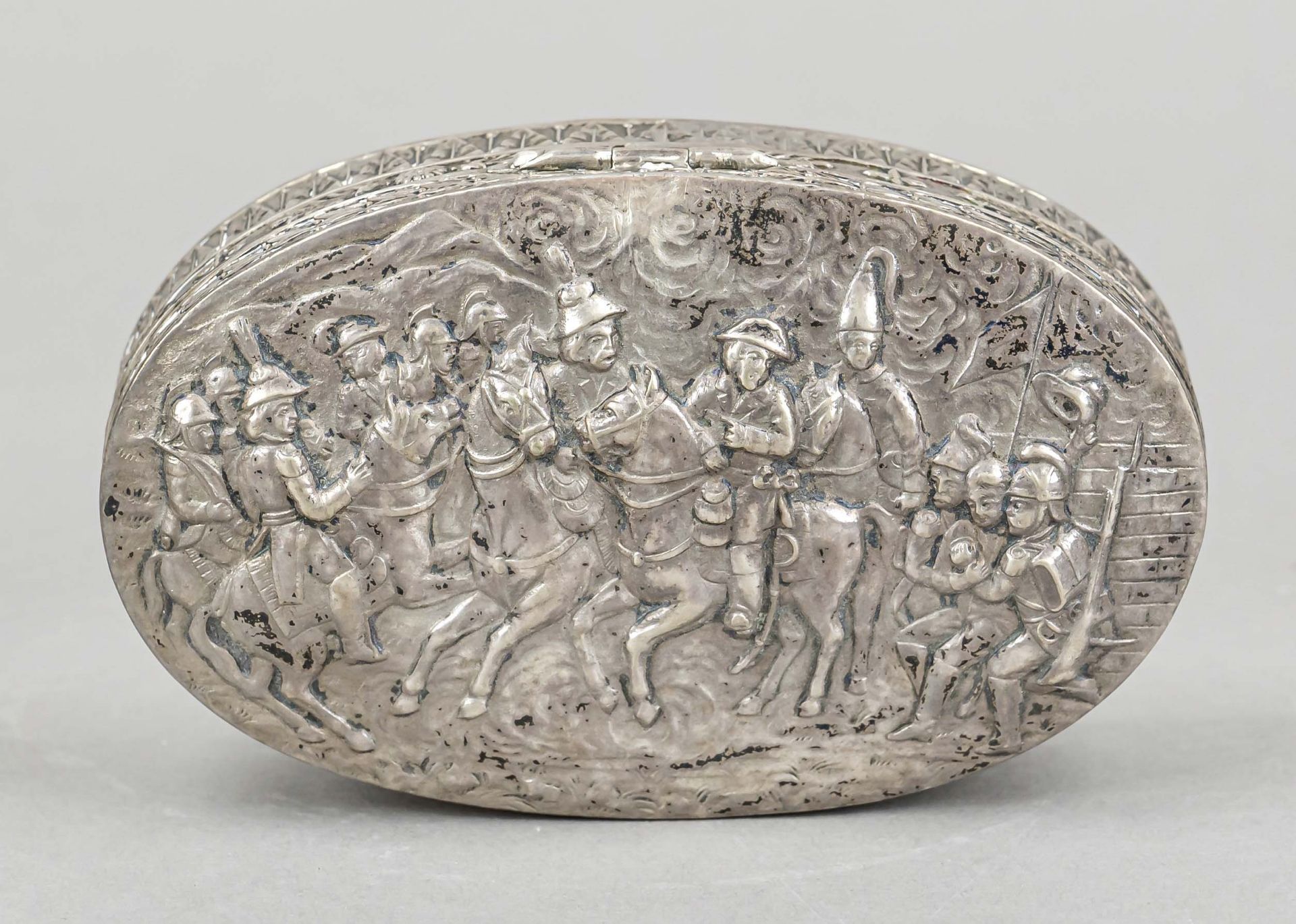 Oval lidded box, c. 1900, probably Hanau, B. Neresheimer & Söhne (?), silver 88 (916/000),