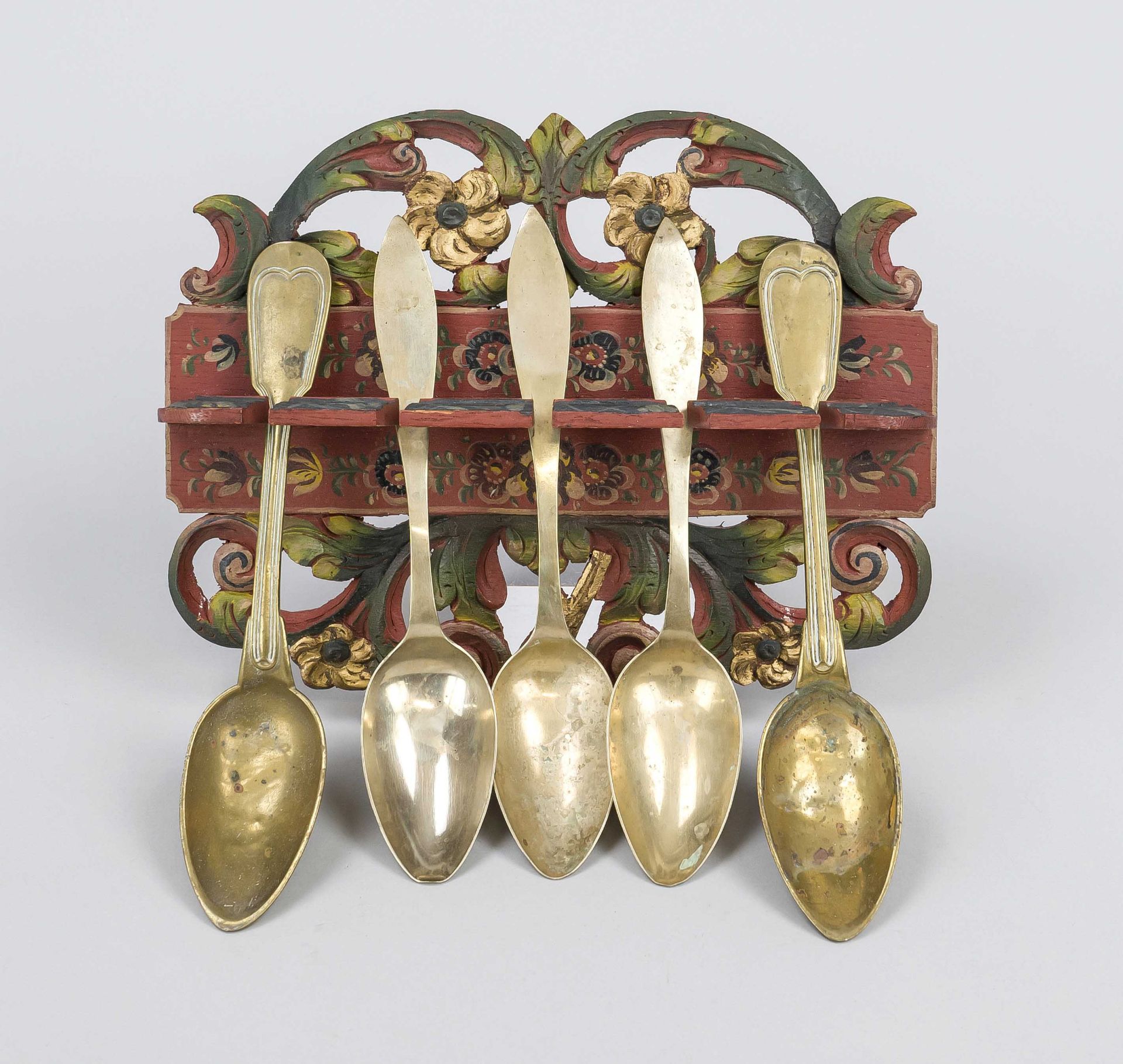 Traditional spoon board, c. 1900, carved wood and florally painted, with 6 brass spoons, l. 25 cm