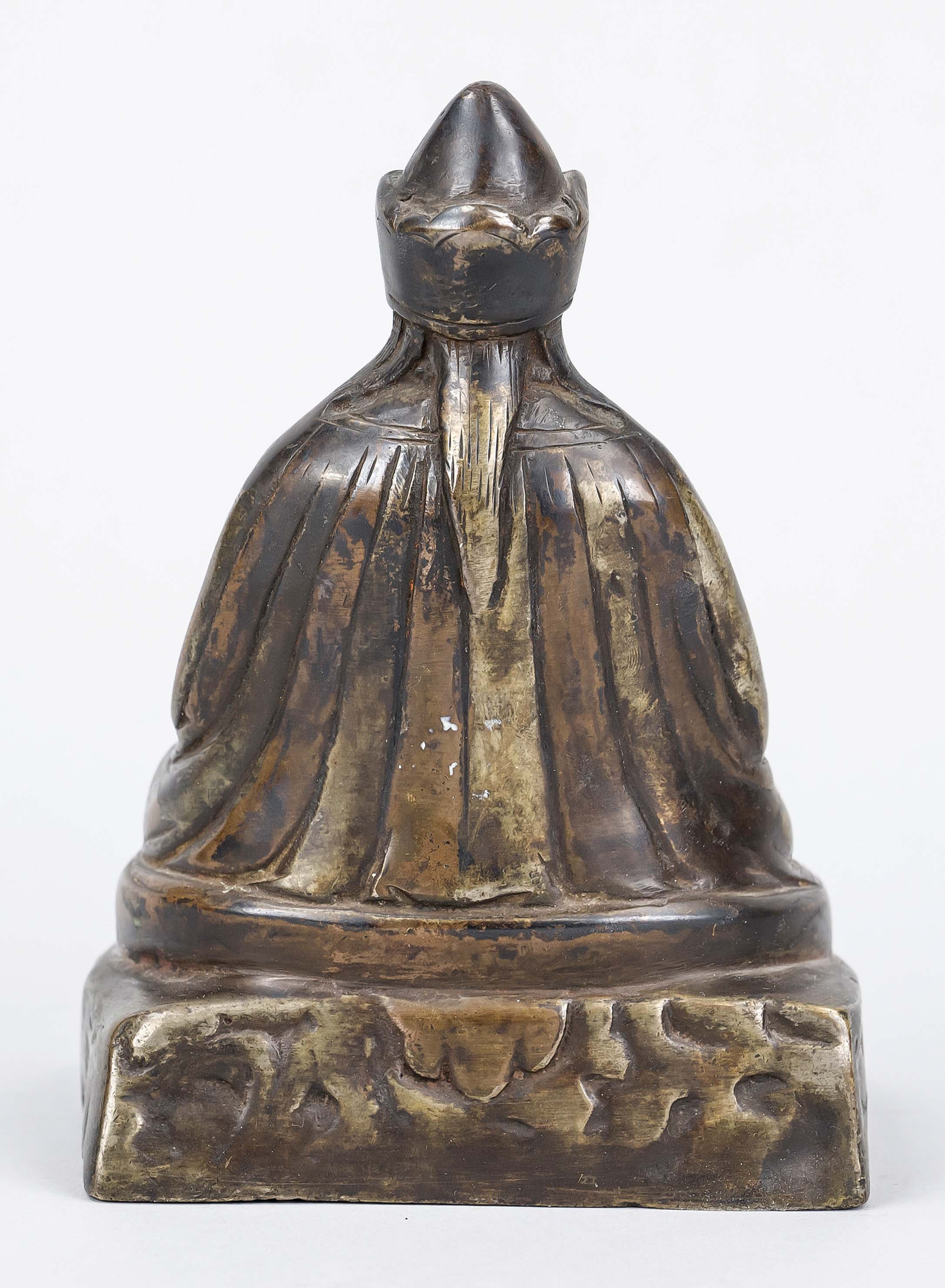 Lama on pedestal with saints, Tibet, probably 19th century, bronze. Without base plate, h. 16 cm - Image 2 of 2