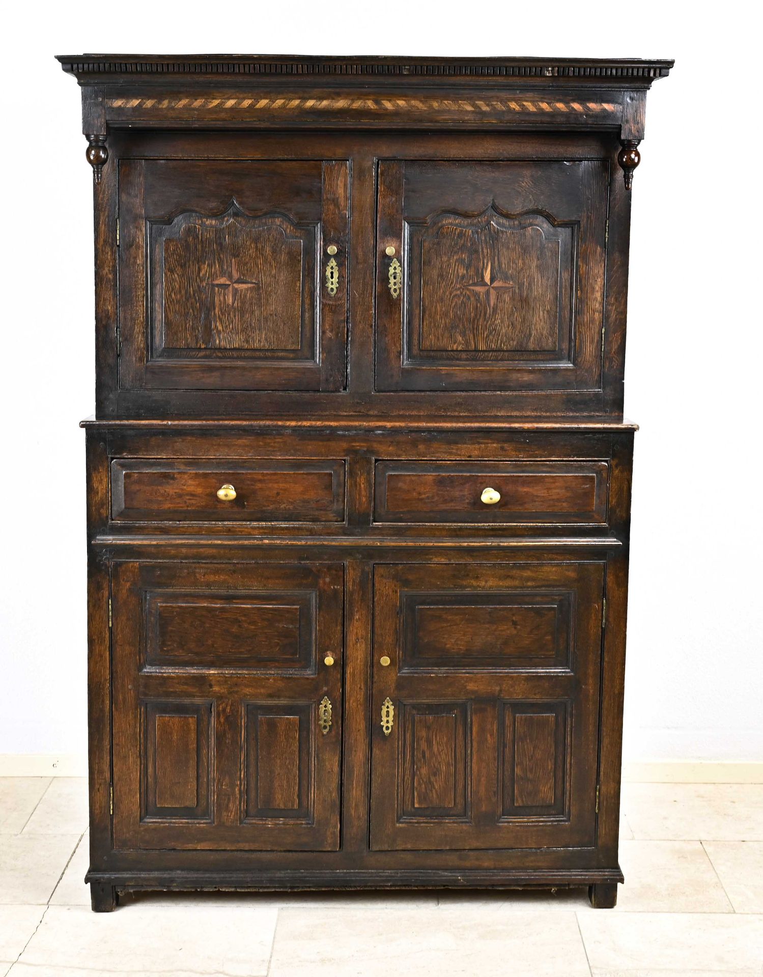 Cupboard, England around 1700, oak, William and Mary, 175 x 115 x 51 cm from the estate of the pop