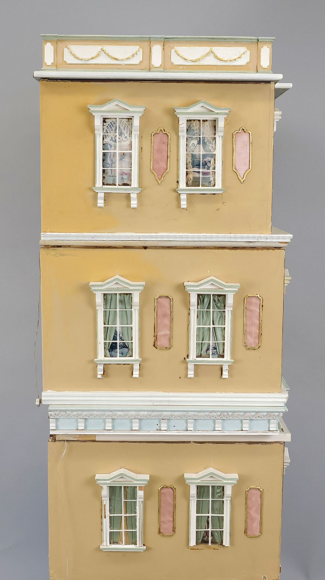 Large doll's house, 1st half of the 20th century, wooden body, polychrome painted. A total of 3 - Image 6 of 7