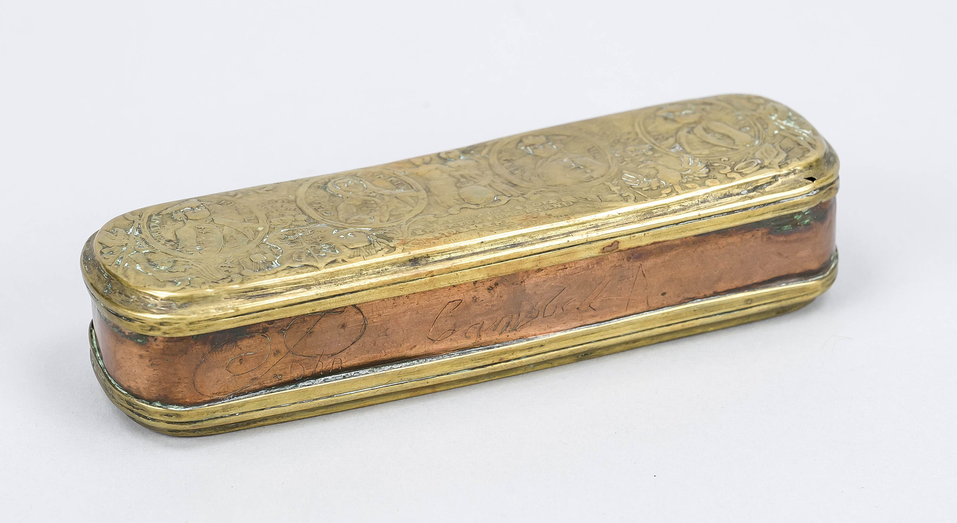 Tobacco box Tabatiere, 18th century, brass lid and base, copper walls. Detailed embossed - Image 2 of 2