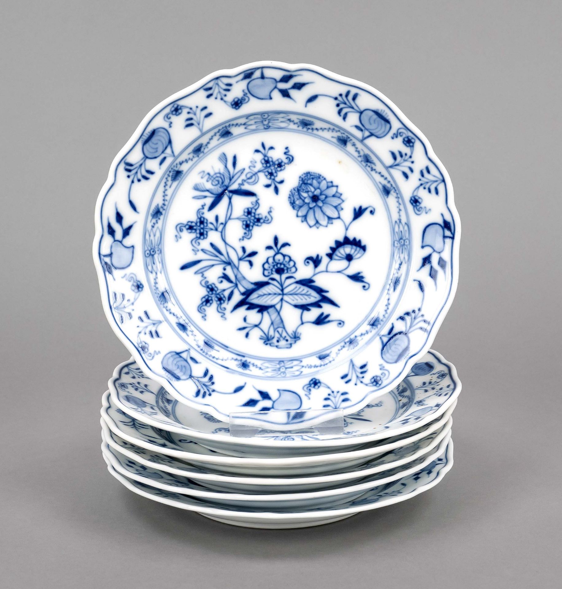 Six cake plates, Meissen, Knauf period (1850-1924), 2nd choice, onion pattern decoration in