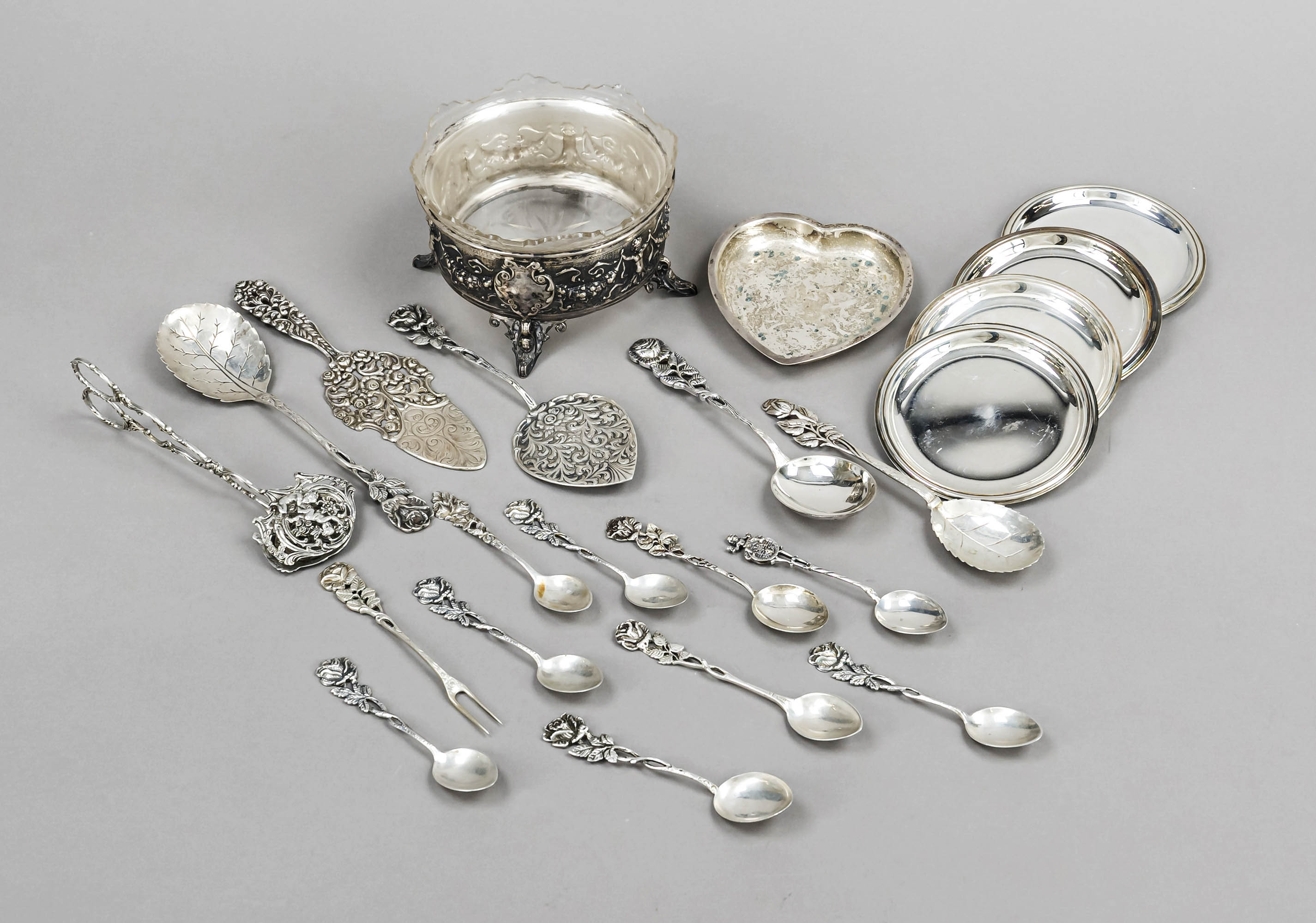 Mixed lot of 26 pieces, 20th century, various makers, silver of different finenesses, heart-shaped