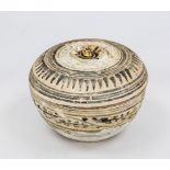 Lidded box, Thailand/Sawankhalok 14th/15th century, decorated all around and on the lid in cold