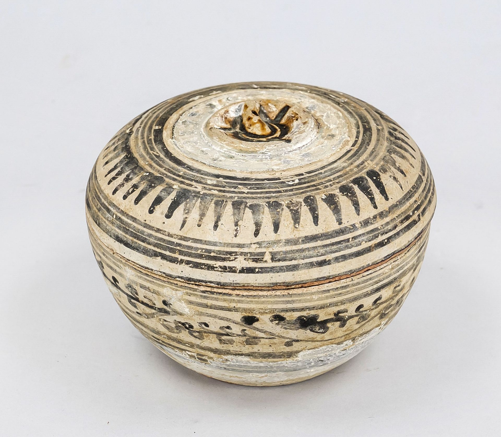 Lidded box, Thailand/Sawankhalok 14th/15th century, decorated all around and on the lid in cold