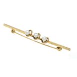 Akoya pearl bar brooch GG 333/000 with 3 Akoya pearls 4 mm, l. 61 mm, 3.2 g