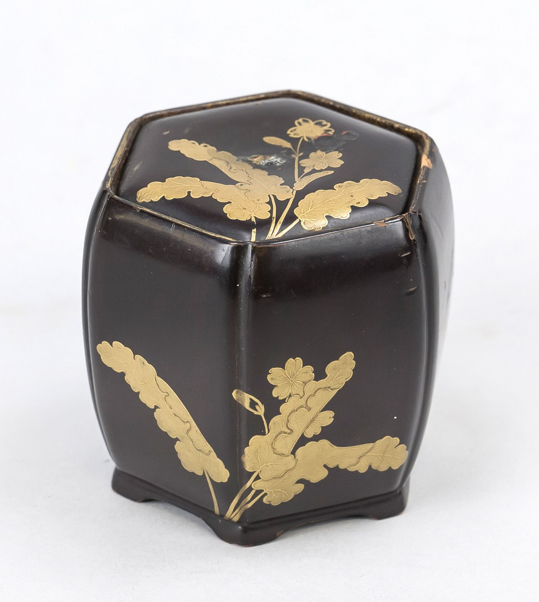 Hexagonal lacquer lidded box with maki-e decoration, Japan late 19th century (Meiji). Outer wall and