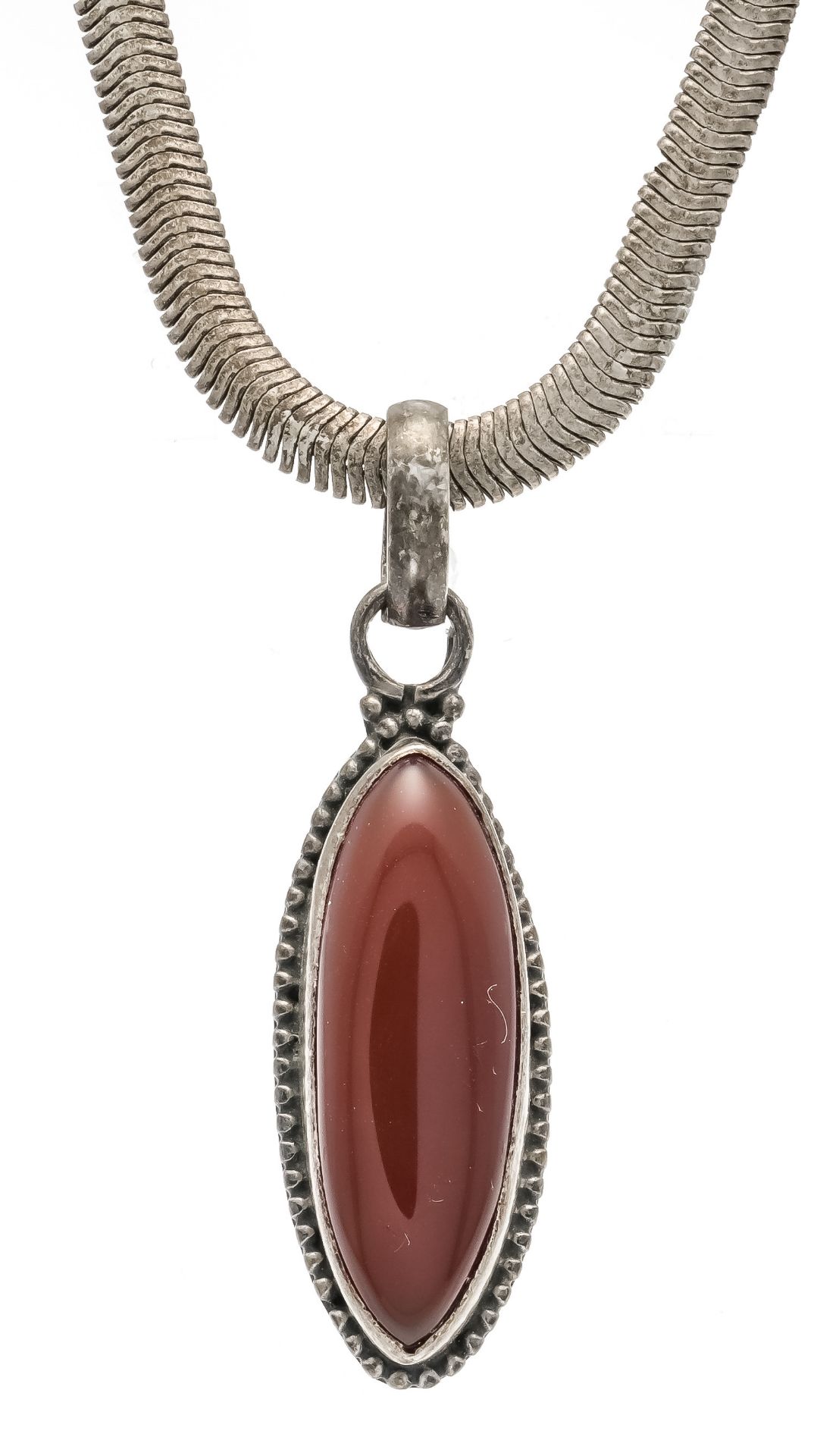 Carnelian pendant silver 925/000 with an oval carnelian cabochon 26 x 9 mm, l. 45 mm, on silver