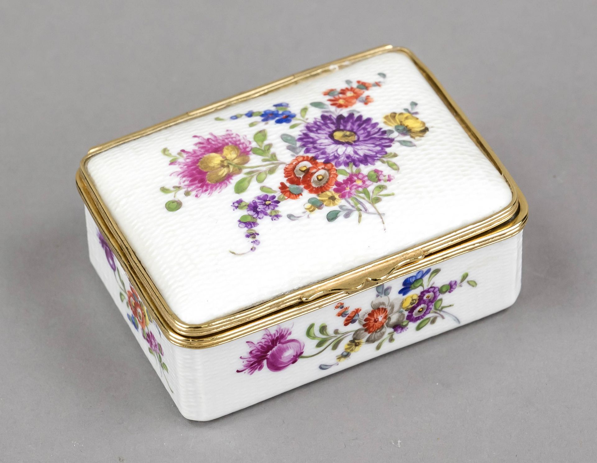 Rectangular lidded box, w. Meissen, 18th century, outer wall in subtle basket relief, polychrome