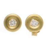 Diamond stud earrings GG 750/000 frosted, with 2 princess diamonds, total 0.30 ct W/VVS-VS, d. 7.5