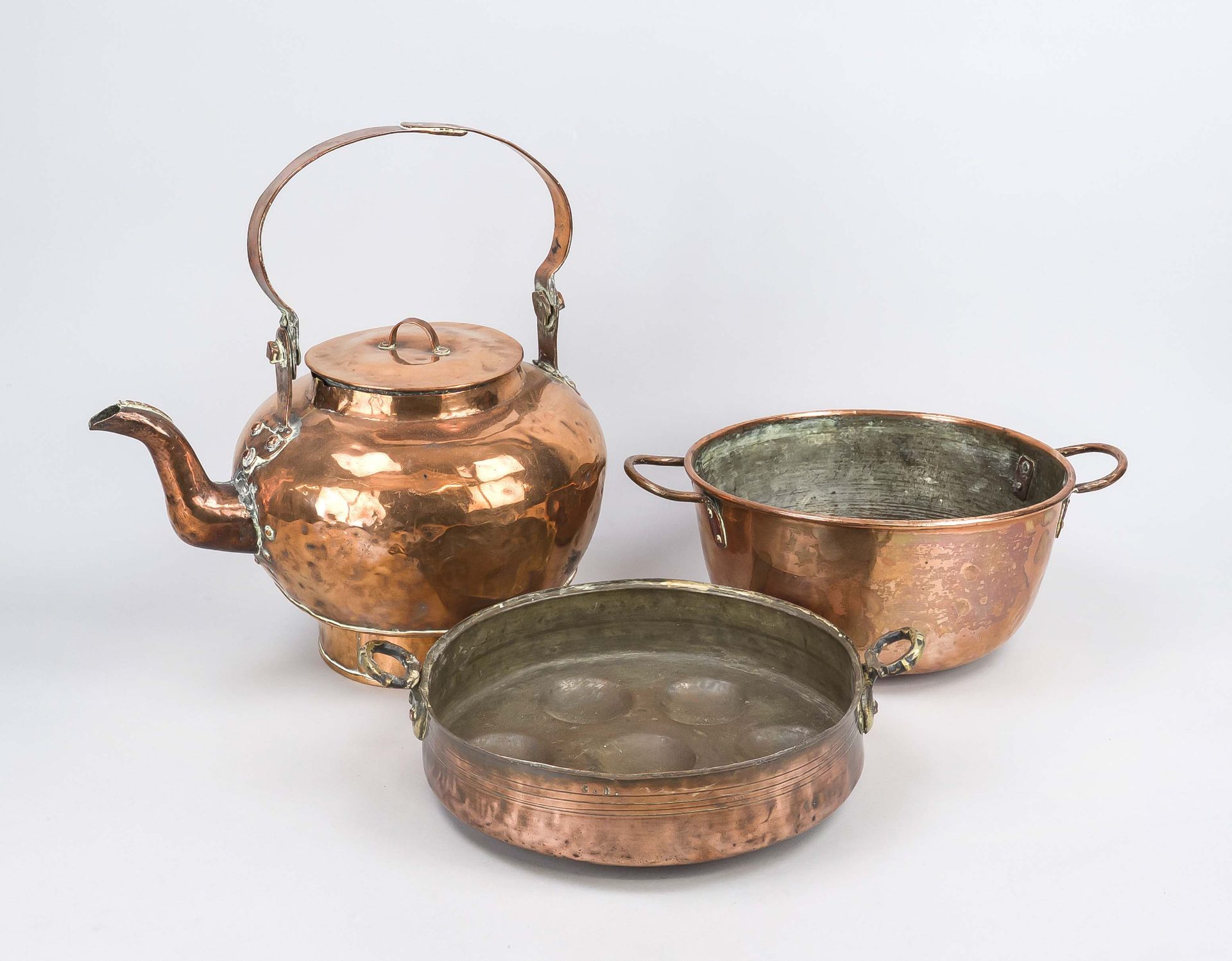 Three pieces of copper for the princely kitchen, 18th/19th century, large pot, kettle and bowl, h.