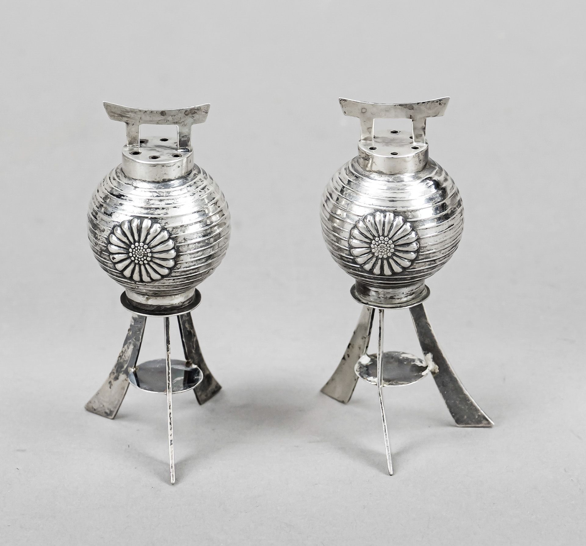 Pair of shakers, East Asia, 20th century, silver 950/000, on 3 legs, spherical body, fluted wall