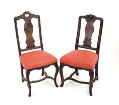 Two baroque chairs, 18th century, dark stained beech, ready to live in, h. 106/103 cm - The