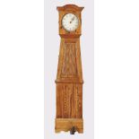 Exceptional grandfather clock from the 18th/19th century. Pine wood. Signs of age. Pendulum and