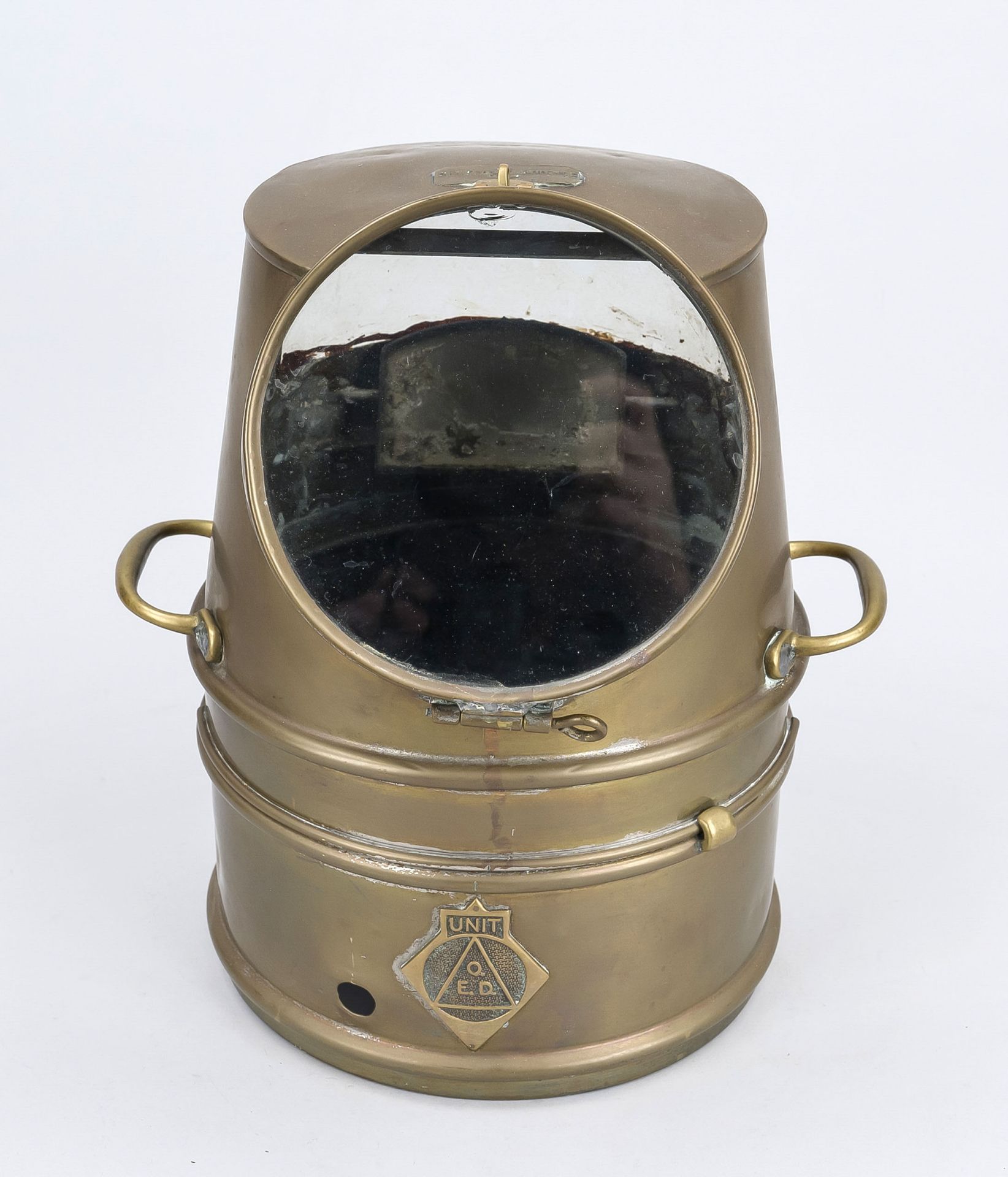 Compass case, England around 1900, brass and glass. Round glass body with two viewing windows and