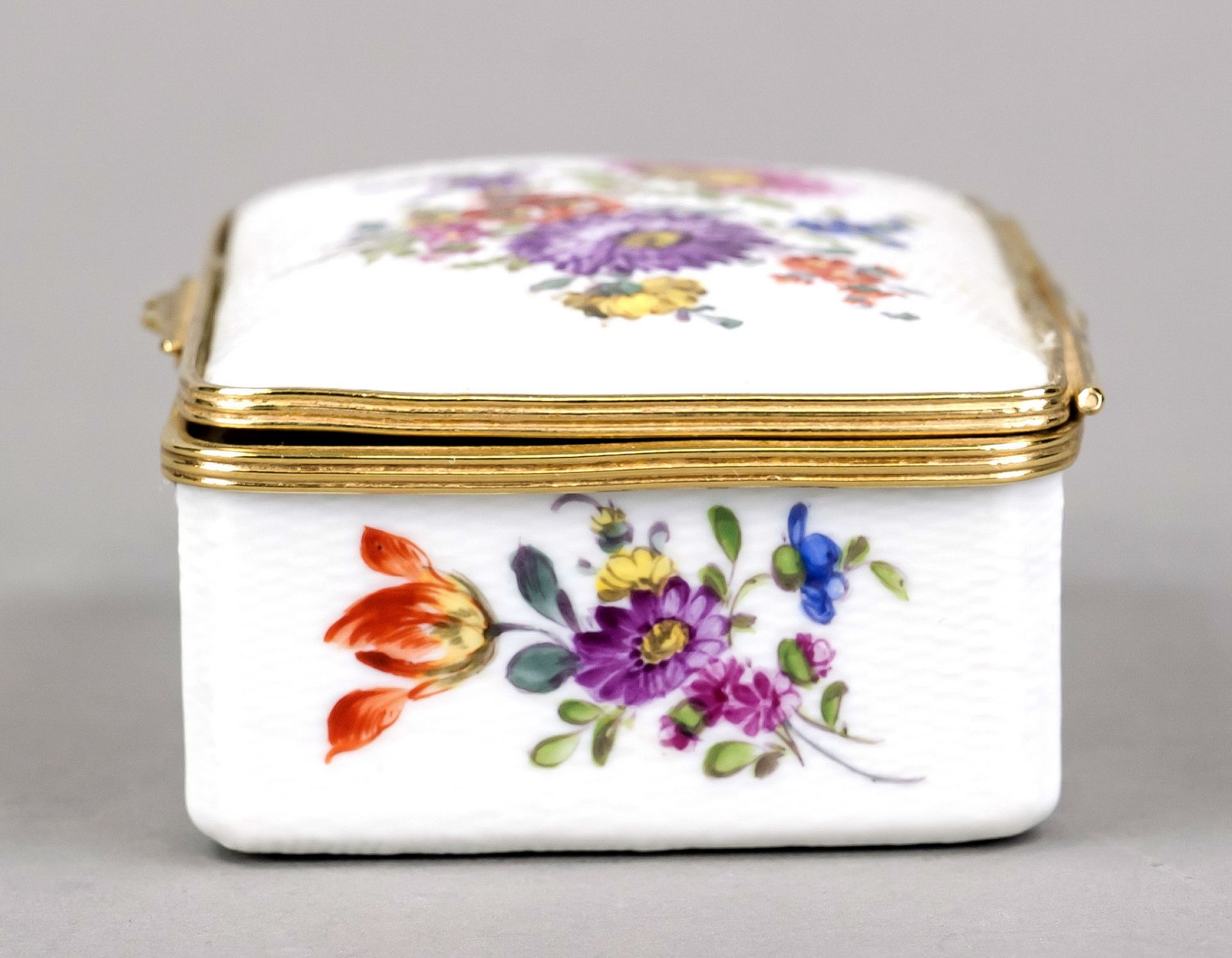 Rectangular lidded box, w. Meissen, 18th century, outer wall in subtle basket relief, polychrome - Image 4 of 5