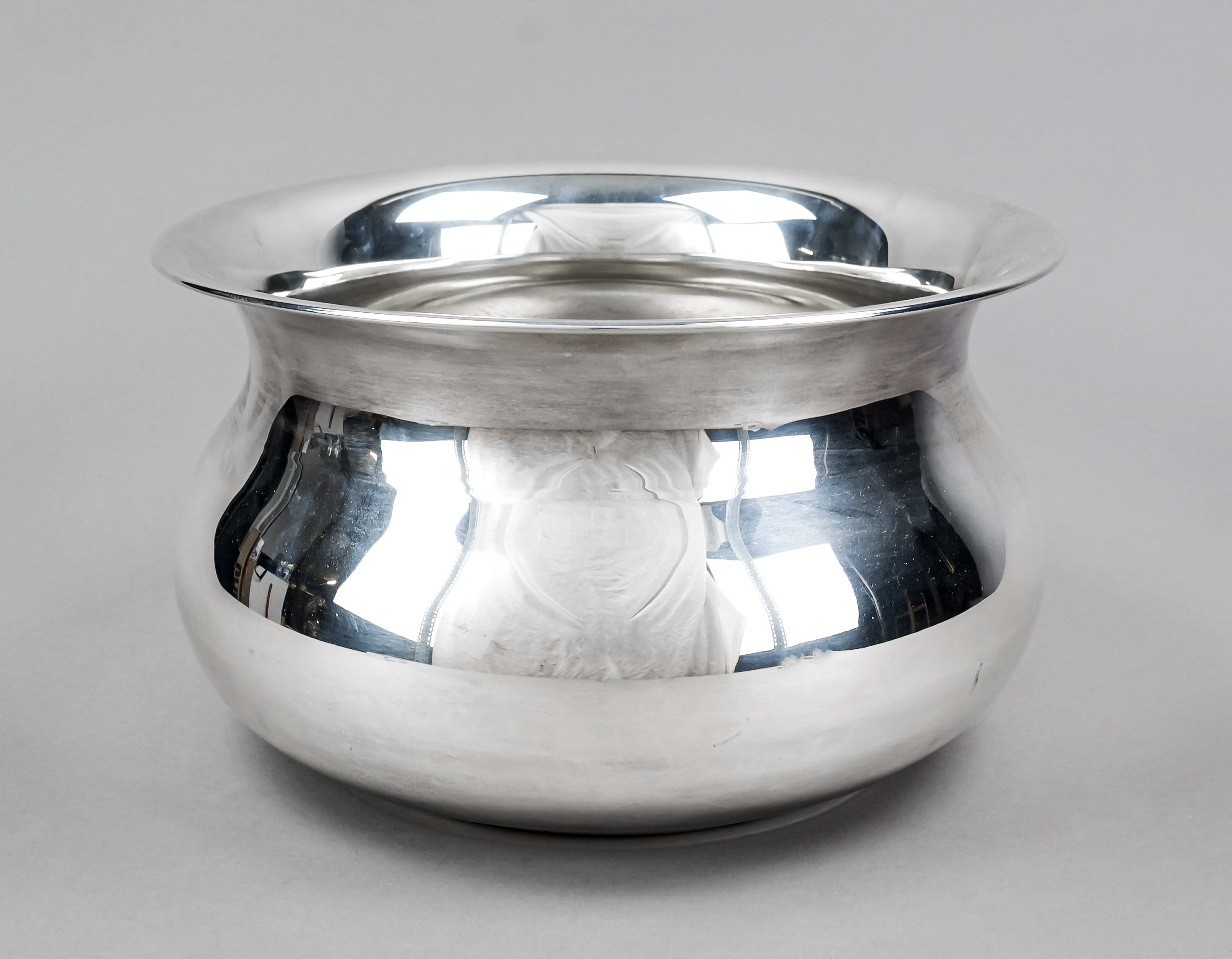 Large cachepot, Italy, 2nd half 20th century, master's mark Olri, Padua, plated, round base,